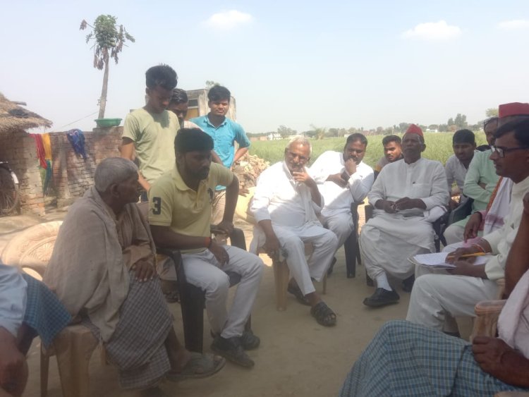 निरहुआ के गांव पहुंचा सपा प्रतिनिधिमंडल,  दलित की पिटाई पर भङके