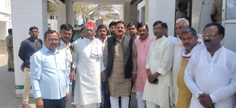 होली पर दलितो की पिटाई पर एस पी से मिले विधायक वीरेंद्र यादव