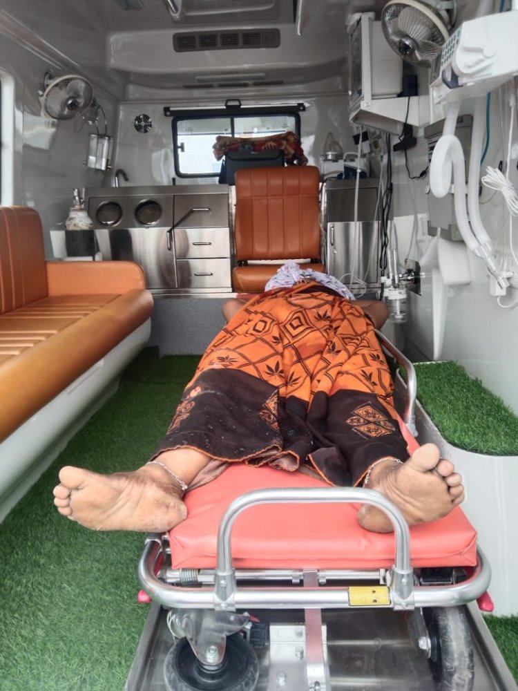 डिवाइडर से टकराकर मोटरसाइकिल सवार मां बेटी घायल