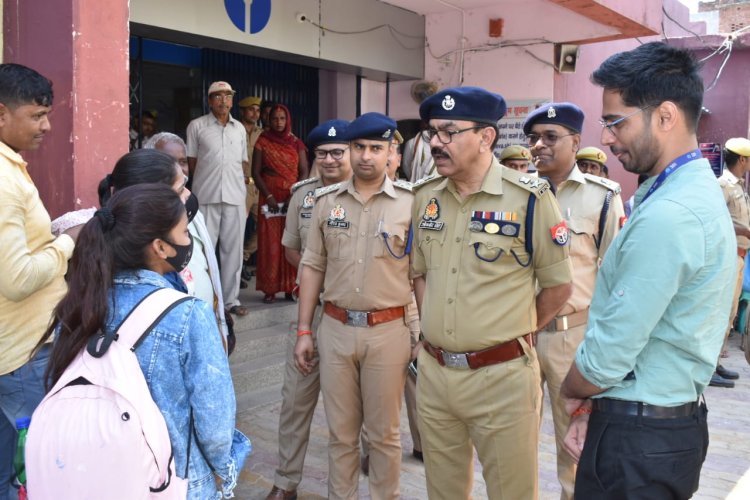 भारी पुलिस बल के साथ बैंक पहुंचे पुलिस अधीक्षक