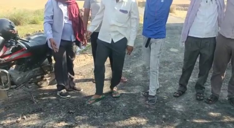 जखनिया विधायक की तर्ज पर ग्रामीण ने भी उखाड़ दी नवनिर्मित सड़क
