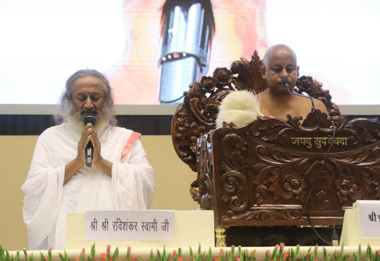 भगवान महावीर स्वामी जी की 2622 वी जन्म जयंती पर रविशंकर , मनोज तिवारी एवं वीके सिंह पहुंचे आशीर्वाद लेने