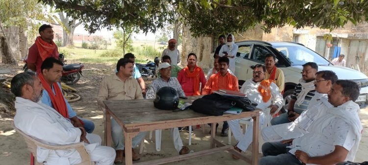 बिजली की कटौती से परेशान भाजपा नेता व ग्रामीणों ने सौंपा ज्ञापन