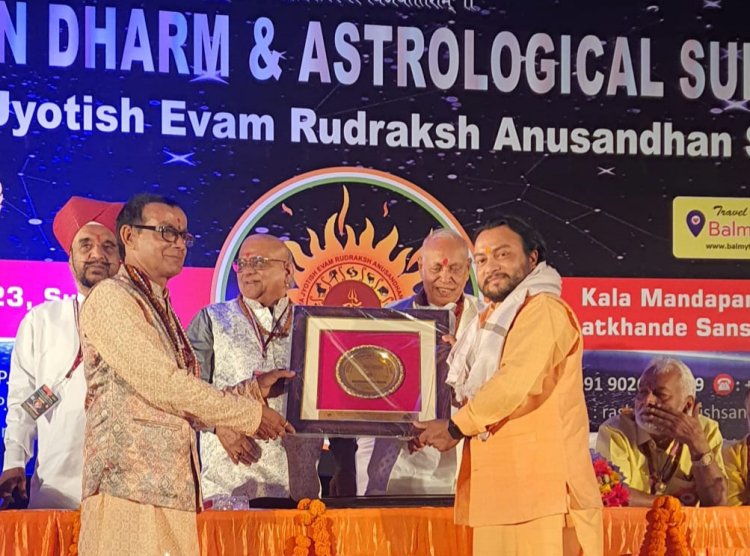 महृषि पराशर विश्व विद्यापीठ लखनऊ द्वारा ज्योतिषरत्न गुरुजी गौतम ऋषि को 'गोल्ड मेडल से अलंकृत किया गया