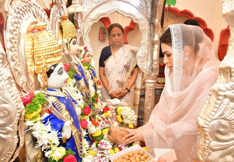 माँ सीता नवमी पर आदिपुरुष अभिनेत्री कृति सनोन ने पुणे के तुलसीबाग के राम-सीता मंदिर में दर्शन करने पहुंची