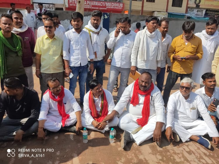 एमएलसी चंचल और पूर्व चेयरमैन  के खिलाफ सपाई बैठे धरने पर