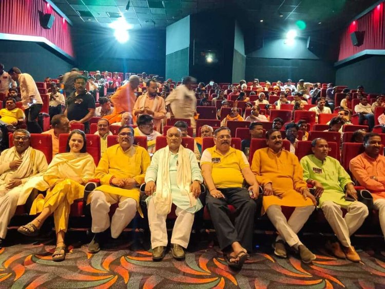 फिल्म केरला स्टोरी देखने सुहासनी थियेटर पहुंचें भाजपाई