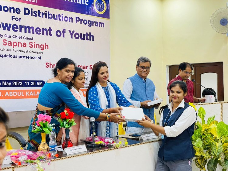 92 छात्र और छात्राओं को चेयरमैन सपना सिंह ने किया टैबलेट वितरण