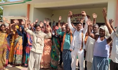 ग्राम प्रधान हुआ लाचार ग्रामीणों संग किया प्रदर्शन