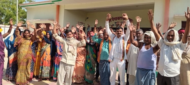 ग्राम प्रधान हुआ लाचार ग्रामीणों संग किया प्रदर्शन