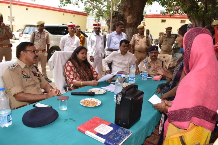 डीएम एसपी ने नंदगंज थाने में सुना फरियादियों की फरियाद