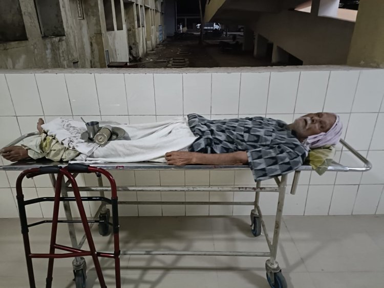 पूर्व माननीय के चक्कर में 90 साल के वृद्ध के साथ जिला अस्पताल में दुर्व्यवहार 