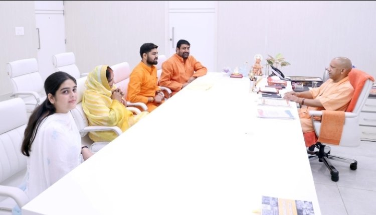 युवा भाजपा नेता आदित्य सिंह सपरिवार मिले मुख्यमंत्री योगी आदित्यनाथ से, दिया निमंत्रण