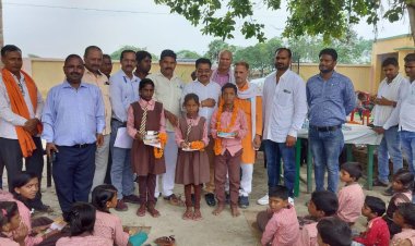 प्राथमिक विद्यालय में छात्र छात्राएं हुई सम्मानित