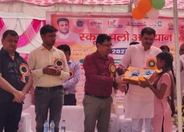 ग्राम प्रधान का वादा पूरा टॉपर छात्र छात्राओं को कराएंगे हवाई यात्रा