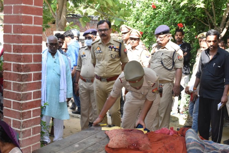 बरामदे मे सो रहे वृद्ध की हत्या, मौके पर पहुंचे एसपी