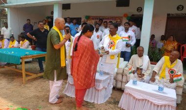 विधायक के हाथों सायकिल पाकर छात्राओ के खिले चेहरे-