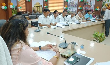 पेट्रोल पंप संचालकों को जिलाधिकारी का निर्देश