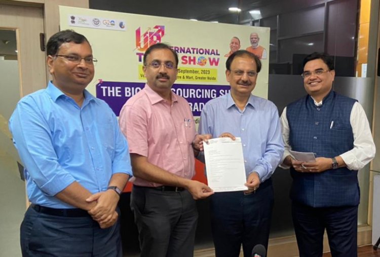 ग्रेटर नॉएडा प्राधिकरण के सीईओ को अंतरिम लाभांश के रूप में ₹ 20,01,302/- चेक सौंपा