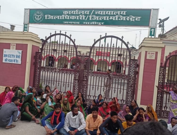 मरदह क्षेत्र के ग्रामीणों ने डीएम कार्यालय पर पहुंचकर किया प्रदर्शन
