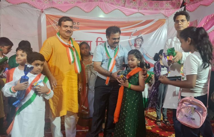 है मोहब्बत इस वतन से अपनी मिट्टी से हमें.. देविका गोल्ड होम्स में बच्चों ने बांधा समां