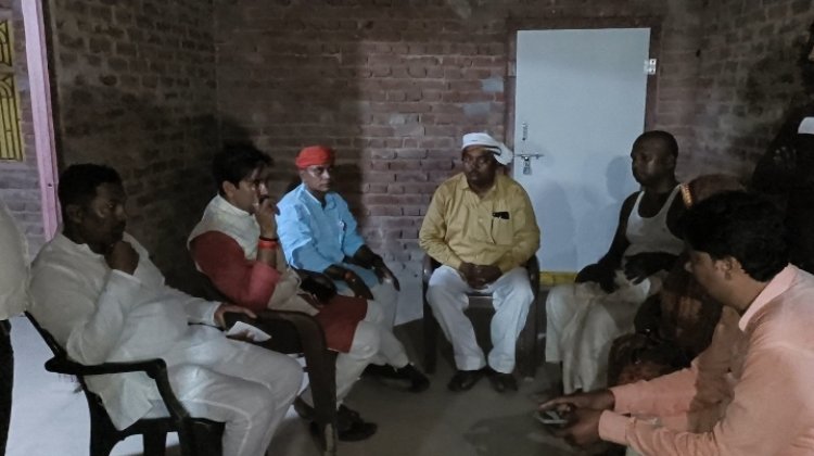 शिवमूरत राजभर हत्याकांड के बाद पीड़ित परिजनों से मिलने पहुंचे कैबिनेट मंत्री