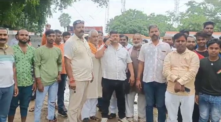 भाजपा नेता विनोद गुप्ता ने लिया एक्सन, बिरनो थानाध्यक्ष से मिलकर तीन के खिलाफ़ दिया तहरीर