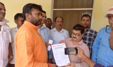 गाजीपुर डिपो के सहायक क्षेत्रीय प्रबंधक के व्यवहार से खफा कर्मचारी मिले डीएम से 