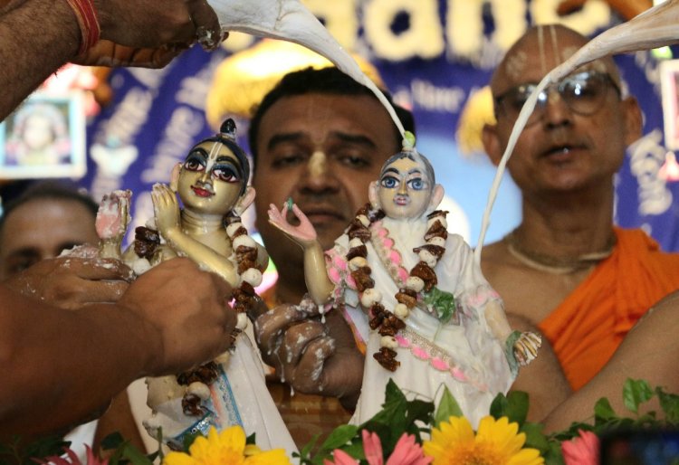 नॉएडा इस्कॉन में मनाई गई श्रीराधा अष्टमी