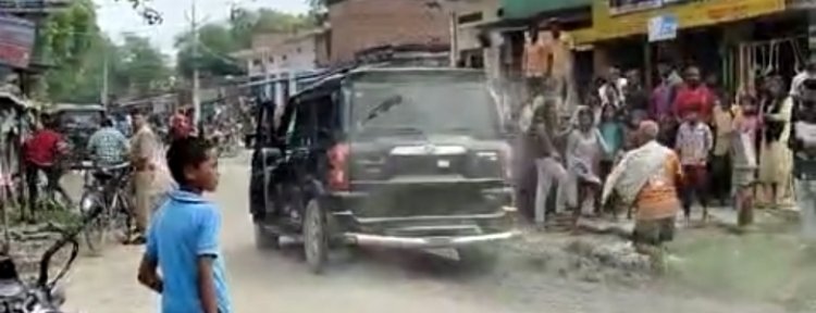 जमीनी विवाद को लेकर दो पक्षों में पुलिस के सामने खूनी संघर्ष 