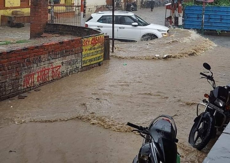 दशकों से सत्ताधारी दल के पास है गाजीपुर नगर पालिका, एक घण्टे की बारिश ने विकास का खोला पोल