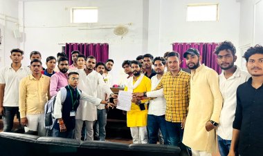 पीजी कॉलेज में चल रहा है मनमाना अवैध वसूली, छात्र नेताओं ने 32 सूत्रीय मांग पत्र सौंपा