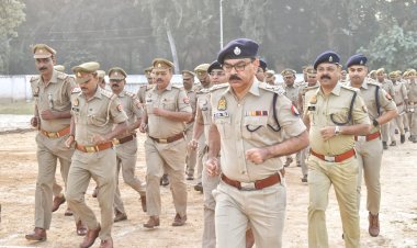 एसपी ने लिया परेड, पुलिस की गाड़ियों का किया निरीक्षण 