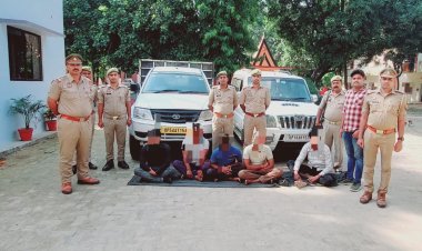 भारी मात्रा में गोवंश व चारपहिया वाहन के साथ पांच गिरफ्तार 