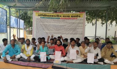पीजी कॉलेज में धरना दे रहे छात्रों ने मुख्यमंत्री को लिखा खून से पत्र