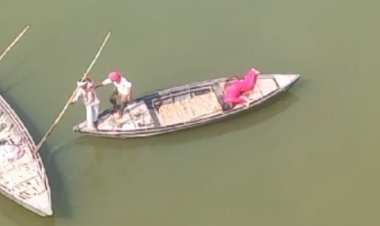 युवती ने लगा दी गंगा में छलांग, नाविकों ने बचाई जान
