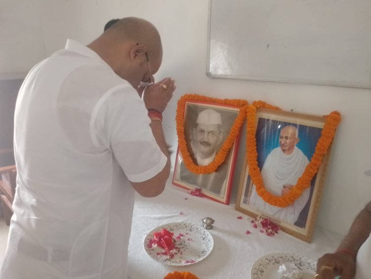 महात्मा गांधी और लाल बहादुर शास्त्री के जयंती पर बिरनो प्रमुख ने किया नमन