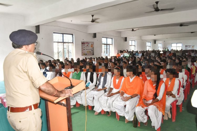 मिशन शक्ति के तहत छात्र-छात्राओं को एसपी ने दी जानकारी