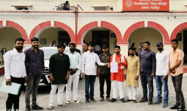 जिला अधिकारी से मिला छात्र नेताओं का प्रतिनिधिमंडल