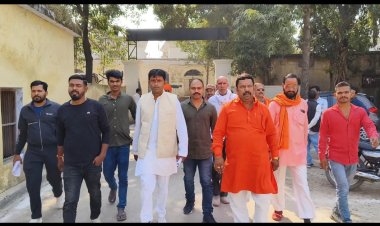 हनुमान मन्दिर को नगर पालिका ने बताया अतिक्रमण, सदर एस डी एम से मिले विहिप और बजरंग दल कार्यकर्ता