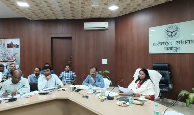 बाराचवर और बिरनो स्वास्थ्य विभाग में लापरवाही पर डीएम खफा, दिया स्पष्टीकरण का आदेश