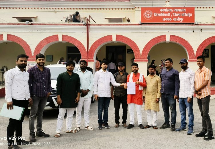 जिला अधिकारी से मिला छात्र नेताओं का प्रतिनिधिमंडल