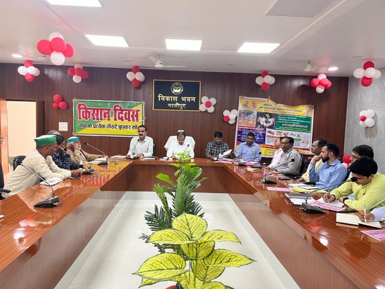 किसान दिवस पर किसानों ने अधिकारी को सुनाई अपनी समस्या