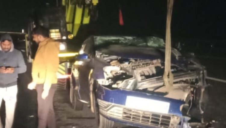 ट्रक के ओवरटेक करने से अनियंत्रित कार डिवाइडर से टकराई आधा दर्जन घायल