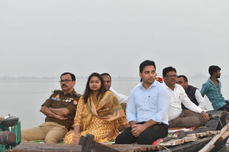एसपी और डीएम ने नौका पर बैठकर किया छठ घाटों का निरीक्षण