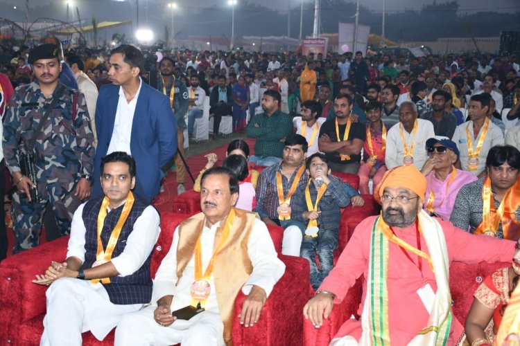 सांसद - विधायक हुए छठ पूजा में सम्मिलित, लिया छठिव्रतियों का आशीर्वाद