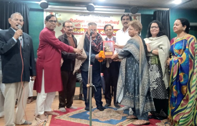 वीरांगना महारानी लक्ष्मी बाई के जन्मदिवस के अवसर पर अपना बुंदेलखंड संस्थान ने किया कवि सम्मेलन का आयोजन