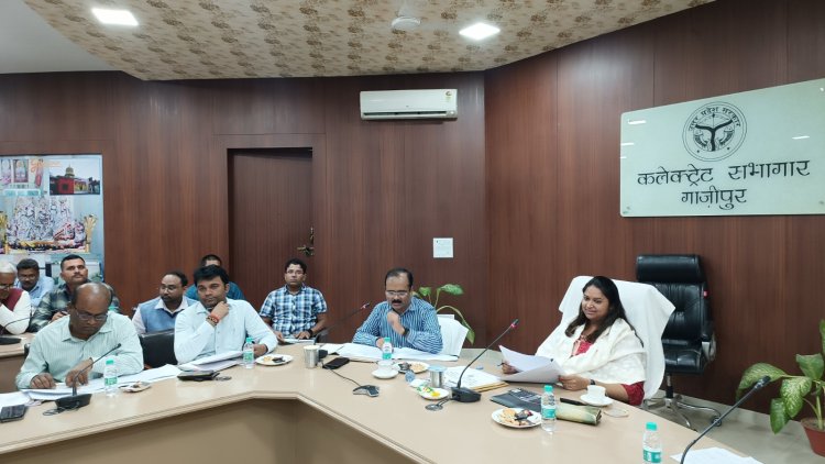 बाराचवर और बिरनो स्वास्थ्य विभाग में लापरवाही पर डीएम खफा, दिया स्पष्टीकरण का आदेश