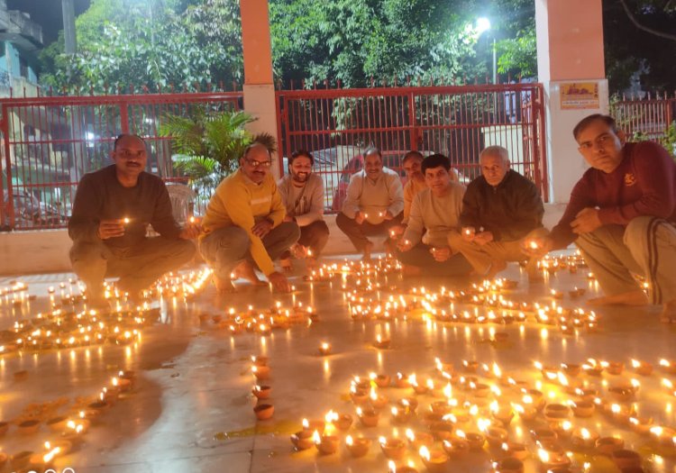 1100 दीप जलाकर मनाई गई देव दीपावली