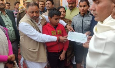 शहीद अखिलेश राय के घर पहुंचें मंत्री दयाशंकर सिंह, दी श्रद्धांजली 